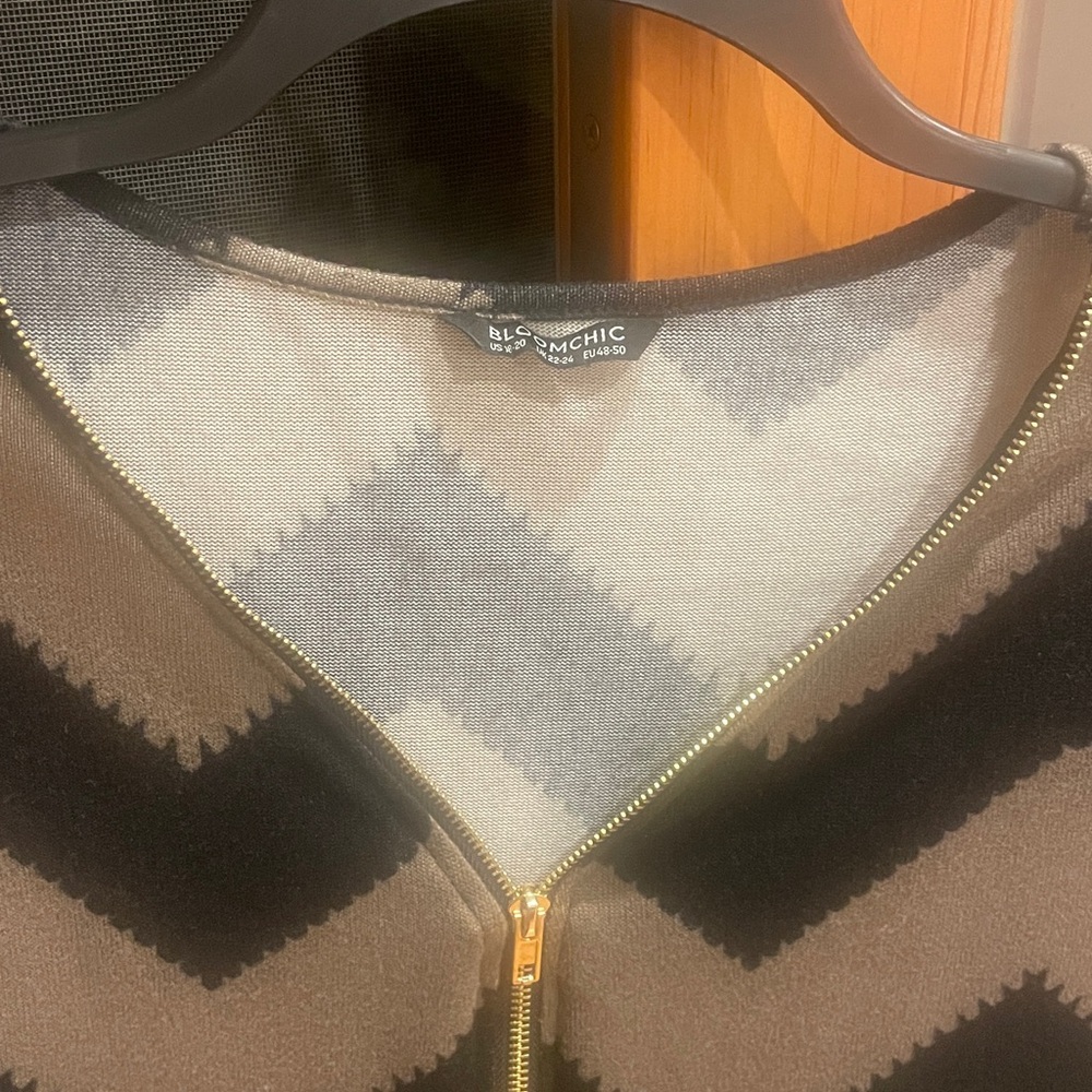 BloomChic Chevron Striped Zipper Batwing Sleeve Top. Brown + Black. Size 2X. EUC - Picture 3 of 4